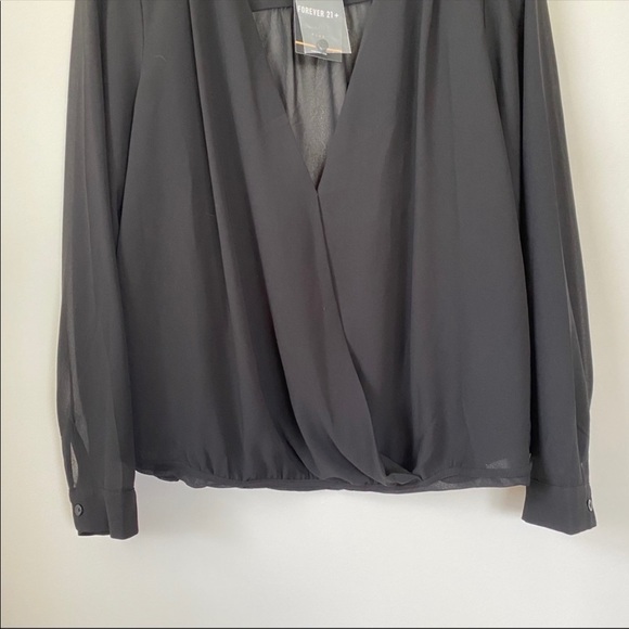 💗 5/$25 NWOT- Forever 21 Black Faux Wrap Blouse- Size Medium 💗 - Picture 5 of 6